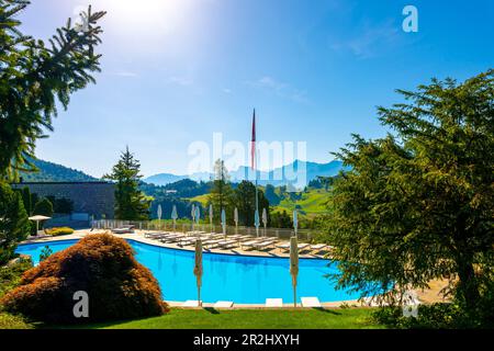 Swimmingpool mit Bergblick an einem sonnigen Sommertag in Burgenstock, Nidwalden, Schweiz. Stockfoto