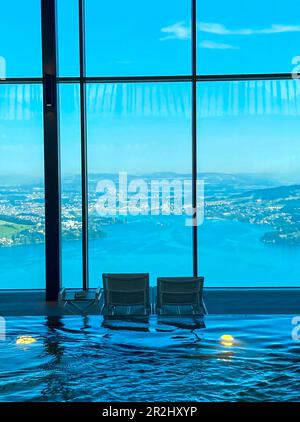 Infinity-Pool mit Blick auf die Berge und den Vierwaldstätter See an einem sonnigen Tag in Burgenstock, Nidwalden, Schweiz. Stockfoto