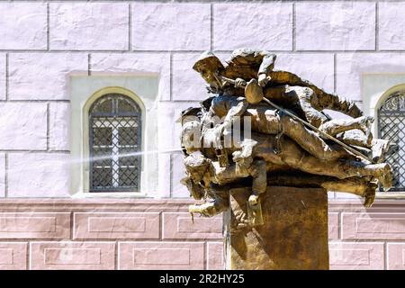 Spuckfigurbrunnen „die verdruckten Allgäuer“ auf dem Marktplatz in der Altstadt von Wangen im Westallgäu in Baden-Württemberg in Stockfoto