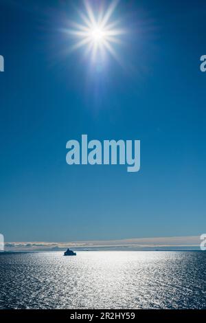 Eisberg mit Hintergrundbeleuchtung in Disko Bay, Baffin Bay, Ilulissat, Grönland Stockfoto