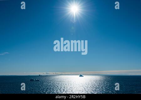 Eisberge mit Hintergrundbeleuchtung in Disko Bay, Baffin Bay, Ilulissat, Grönland Stockfoto