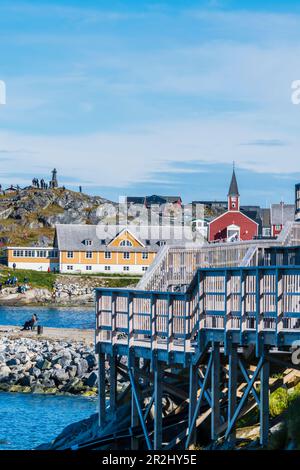 Panorama mit Wanderweg, roter Erlöserkirche und Hügel mit Hans Egede Monument, Nuuk, Grönland Stockfoto