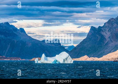 Eisberge vor der Südküste Grönlands, Labrador-See, Bezirk Qaqortoq, Gemeinde Kujalleq, Grönland Stockfoto