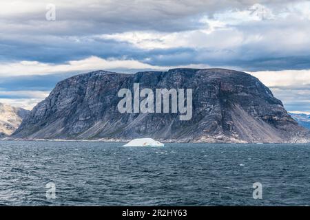 Eisberge vor der Südküste Grönlands, Labrador-See, Bezirk Qaqortoq, Gemeinde Kujalleq, Grönland Stockfoto