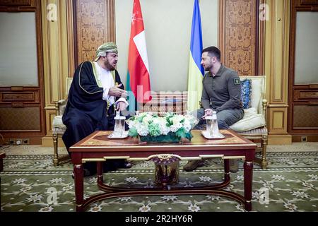 Der ukrainische Präsident Volodymyr Zelensky begann seinen Arbeitsbesuch im Königreich Saudi-Arabien mit einem Treffen mit Kronprinz und Premierminister Saudi-Arabiens Mohammed bin Salman Al Saud, den Delegationsleitern der VAE, Oman und Kuwait. Die Parteien erörterten ausführlich die derzeitigen bilateralen Beziehungen und globalen Fragen. Der Staatschef dankte Mohammed bin Salman Al Saud für die Einladung, als Ehrengast am Gipfel der Arabischen Liga teilzunehmen. Stockfoto