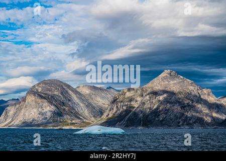 Eisberge vor der Südküste Grönlands, Labrador-See, Bezirk Qaqortoq, Gemeinde Kujalleq, Grönland Stockfoto