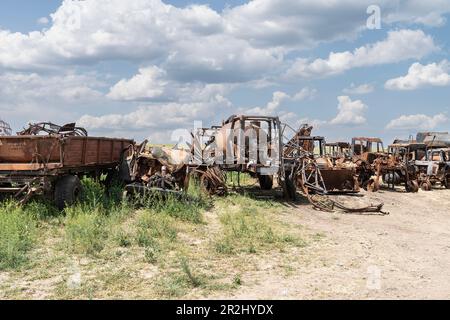 Blick auf die Zerstörung landwirtschaftlicher Geräte der Farm Pershe Travnia des Dorfes Velyka Oleksandrivka der Region Kherson nach der Befreiung von der russischen Invasion. Der Betrieb erzeugte Getreide (Weizen, Gerste, Sonnenblumen), Fleisch (Schweinefleisch) und andere Erzeugnisse; Mit 100 Beschäftigten und mehr als 3.000 Hektar Ackerfläche, mehr als 1200 Schweinen. Der Betrieb wurde vollständig zerstört, die gesamte Ausrüstung, die Ernte von 2021, der Dünger, alle Gebäude einschließlich Getreidelager und Orte, an denen Schweine gehalten und gefüttert wurden. Nach dem Bombenanschlag wurden Schweine entweder lebendig verbrannt, einige in Panik sprangen in den Brunnen. Serhiy Kosyuk e Stockfoto