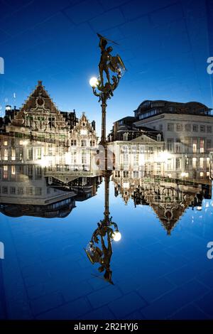 Doppelte Exposition einer Statue des Heiligen Michael, der den Drachen erschoss, in Gent, Belgien. Stockfoto