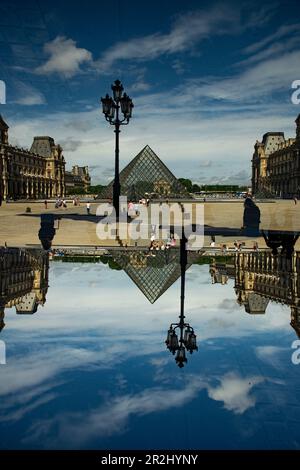 Doppelter Zugang zur Glaspyramide des berühmten Louvre-Museums in Paris, Frankreich Stockfoto