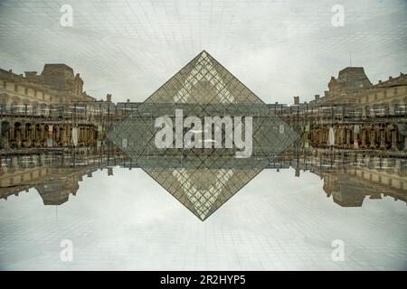 Doppelter Zugang zur Glaspyramide des berühmten Louvre-Museums in Paris, Frankreich Stockfoto