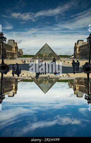 Doppelter Zugang zur Glaspyramide des berühmten Louvre-Museums in Paris, Frankreich Stockfoto