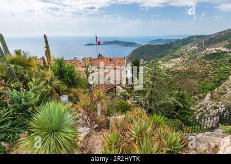 Blick vom Jardin Exotique d'EZE auf das auf einem Hügel gelegene Dorf Auschze und die französische Riviera, Provence, Frankreich Stockfoto