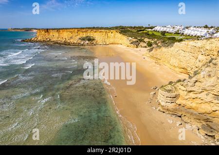 Blick über die steile Küste und die Bucht Cala del Puntalejo, Conil de la Frontera, Costa de la Luz, Andalusien, Spanien Stockfoto