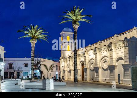 Kirche Iglesia de Santa Catalina in der Abenddämmerung, Conil de la Frontera, Costa de la Luz, Andalusien, Spanien Stockfoto