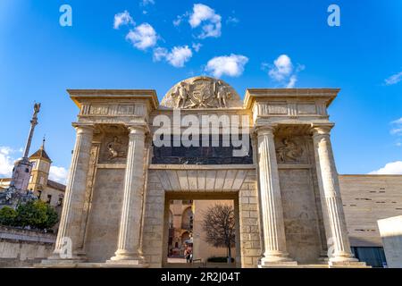 Tor zur Puerta del Puente-Brücke, Cordoba, Andalusien, Spanien Stockfoto