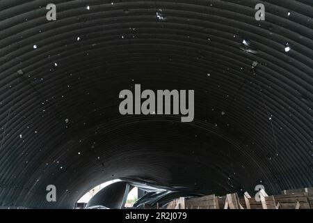 19. Mai 2023, Region Kherson, Ukraine: Blick auf die Vernichtung der Getreidelageranlage der Farm Pershe Travnia des Dorfes Velyka Oleksandrivka der Region Kherson nach der Befreiung von der russischen Invasion. Der Betrieb erzeugte Getreide (Weizen, Gerste, Sonnenblumen), Fleisch (Schweinefleisch) und andere Erzeugnisse; Mit 100 Beschäftigten und mehr als 3.000 Hektar Ackerfläche, mehr als 1200 Schweinen. Der Betrieb wurde vollständig zerstört, die gesamte Ausrüstung, die Ernte von 2021, der Dünger, alle Gebäude einschließlich Getreidelager und Orte, an denen Schweine gehalten und gefüttert wurden. Nach dem Bombenanschlag wurden Schweine entweder lebendig verbrannt, einige in Pani Stockfoto