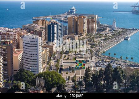 Hochhäuser und die Hafenpromenade Muelle Uno mit dem Pompidou Museum von oben, Malaga, Andalusien, Spanien Stockfoto