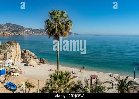 Blick vom Balcón de Europa auf den Strand Playa de la Calahonda in Nerja, Costa del Sol, Andalusien, Spanien Stockfoto