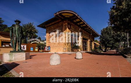 Denkmal für Giuseppe Verdi vor dem Teatro Verdi auf der Viale G. Verdi, Montecatini Terme, Toskana Italien Stockfoto