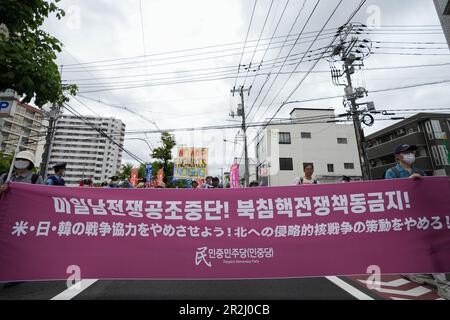 Hiroshima, Japan. 19. Mai 2023. Die Menschen versammeln sich in einem Protest gegen den G7-Gipfel in Hiroshima, Japan, am 19. Mai 2023. Inmitten von Protestwellen wurde am Freitag in Hiroshima der jährliche Gipfel der Staats- und Regierungschefs der G7 eingeleitet. Kredit: Zhang Xiaoyu/Xinhua/Alamy Live News Stockfoto