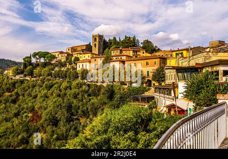 Blick von der Bergstation der Funicolare di Montecatini zur Kirche San Pietro im nördlichen Teil des Bergdorfes Montecatin Stockfoto