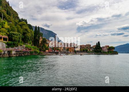 Blick vom See des Dorfes Varenna, Comer See, Lombardei, Italien Stockfoto