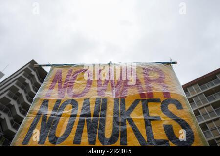 Hiroshima, Japan. 19. Mai 2023. Dieses am 19. Mai 2023 aufgenommene Foto zeigt ein Banner gegen den G7-Gipfel in Hiroshima, Japan, am 19. Mai 2023. Inmitten von Protestwellen wurde am Freitag in Hiroshima der jährliche Gipfel der Staats- und Regierungschefs der G7 eingeleitet. Kredit: Zhang Xiaoyu/Xinhua/Alamy Live News Stockfoto