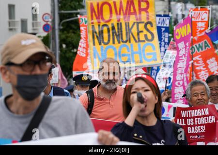 Hiroshima, Japan. 19. Mai 2023. Die Menschen versammeln sich in einem Protest gegen den G7-Gipfel in Hiroshima, Japan, am 19. Mai 2023. Inmitten von Protestwellen wurde am Freitag in Hiroshima der jährliche Gipfel der Staats- und Regierungschefs der G7 eingeleitet. Kredit: Zhang Xiaoyu/Xinhua/Alamy Live News Stockfoto