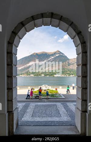 Touristen rund um die Seerosenpflanzen in den Gärten der Villa Melzi, Bellagio, Comer See, Lombardei, Italien Stockfoto