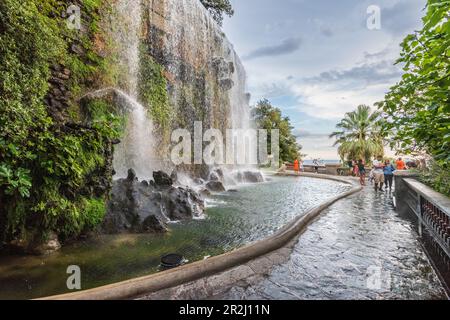 Künstlicher Wasserfall im Parc de la Colline du Château auf dem Schlosshügel von Nizza, Provence, Frankreich Stockfoto