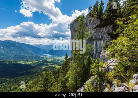 Felswand im Predigtstuhl bei Bad Goisern mit Blick auf den Hallstatt-See und das Dachsteinmassiv, Salzkammergut, Oberösterreich, Österreich Stockfoto