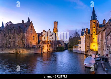 Rozenhoedkaai-Kanal mit Glockenturm in der Dämmerung, Brügge, Belgien Stockfoto