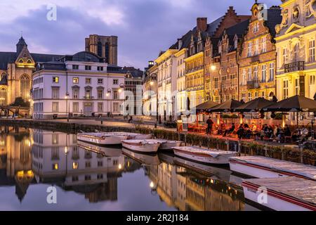 Gastronomie und historische Häuser am Korenlei Quay am Leie River in der Dämmerung, Gent, Belgien Stockfoto