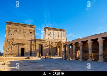 Der Isis-Tempel im Tempelkomplex von Philae, UNESCO-Weltkulturerbe, Agilkia Island, Assuan, Ägypten, Nordafrika, Afrika Stockfoto