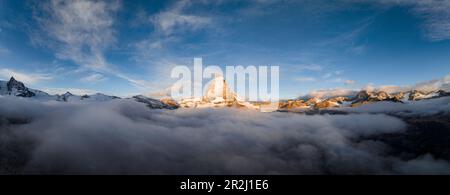 Panoramablick auf das Matterhorn im Herbstnebel bei Sonnenaufgang, Zermatt, Kanton Wallis, Schweiz, Europa Stockfoto