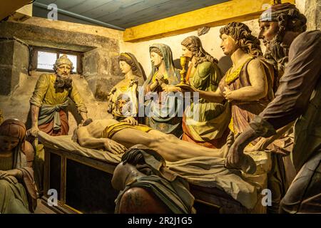 Entombment von Jesus - mise au tombeau - in der Krypta des Ossariums in der von Mauern umgebenen Gemeinde Saint-Thegonnek, Bretagne, Frankreich Stockfoto