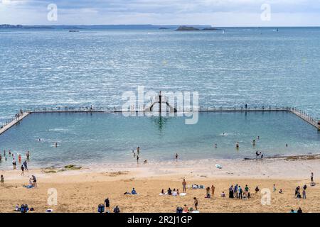 Salzwasserpool Piscine de Bon Secours am Strand Plage du Mole in Saint Malo, Bretagne, Frankreich Stockfoto