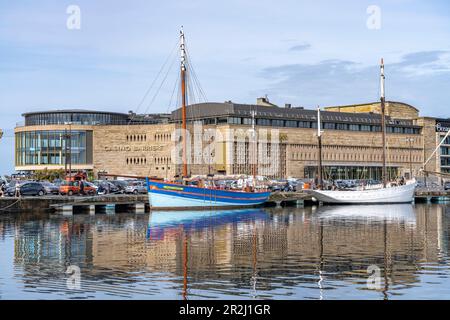 Segelboote im Hafen und Casino Barriere, Saint Malo, Bretagne, Frankreich Stockfoto