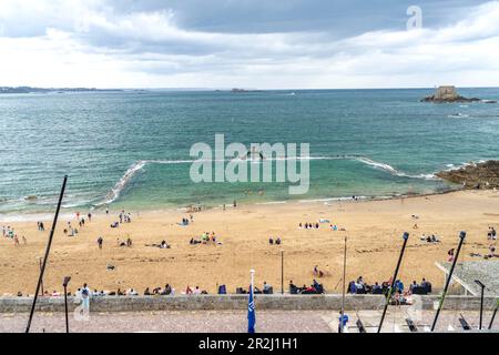 Salzwasserpool Piscine de Bon Secours am Strand Plage du Mole in Saint Malo, Bretagne, Frankreich Stockfoto