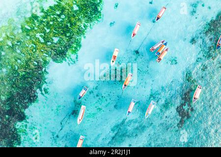 Luftaufnahme von verankerten Booten in der exotischen blauen Lagune, Sansibar, Tansania, Ostafrika, Afrika Stockfoto