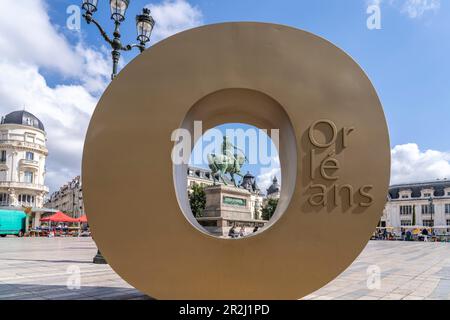 Ikone von Orleans mit der Reiterstatue von Jeanne d'Arc am Place du Martroi, Orleans, Frankreich Stockfoto