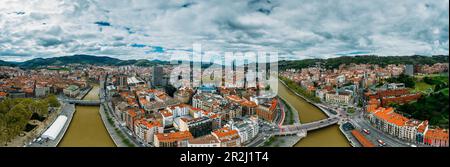 Panoramablick von der Luftdrohne auf Bilbao, 345000 Einwohner, Baskenland, Nordspanien, Europa Stockfoto