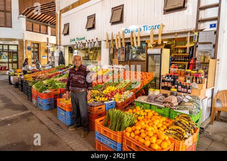 Verkaufsstand für Obst und Gemüse auf dem Stadtmarkt Bandabulya, Nordnicosia oder Lefkosa, Türkische Republik Nordzypern Stockfoto