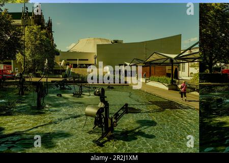 Fasnachts-Brunnen oder Tinguely-Brunnen und das Theater am Theaterplatz in Basel, Schweiz, Europa Stockfoto