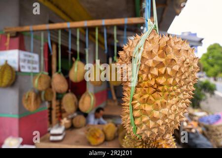 Durianfrucht auf einem lokalen Markt in West-Java, Indonesien, Südostasien, Asien Stockfoto