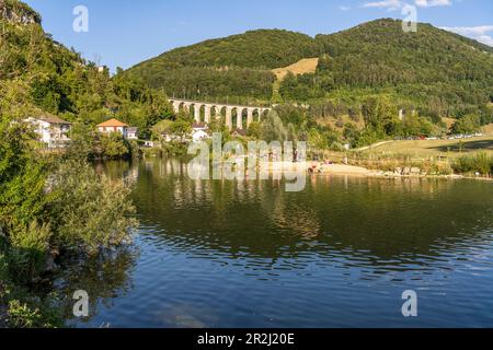 Badestrand am Fluss Doubs in Saint-Ursanne, Schweiz, Europa Stockfoto