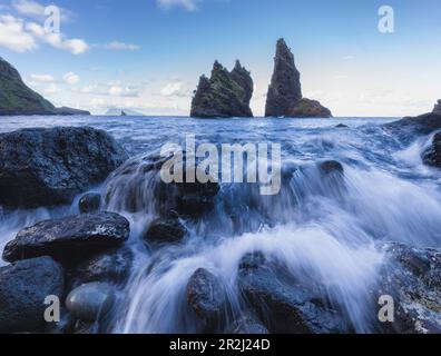 Lange Exposition des Ozeans und der Meeresschichten in Bahia da Alagoa, der Insel Flores, den Azoren, Portugal, dem Atlantischen Ozean, Europa Stockfoto