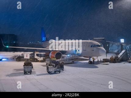 SAS Scandinavian Airlines System Airbus A320 BEI schwerem Schnee am Flughafen Tromso, Tromso, Norwegen, Skandinavien, Europa Stockfoto