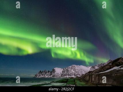 Die Aurora Borealis (Nordlichter) über den Devils Jaw (die Devils Teeth), Oskornan Mountains, Tungeneset, Senja, Troms Og Finnmark County, Norwegen Stockfoto