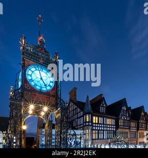 Die viktorianische Eastgate-Uhr an den Stadtmauern bei Nacht, Eastgate Street, Chester, Cheshire, England, Großbritannien, Europa Stockfoto